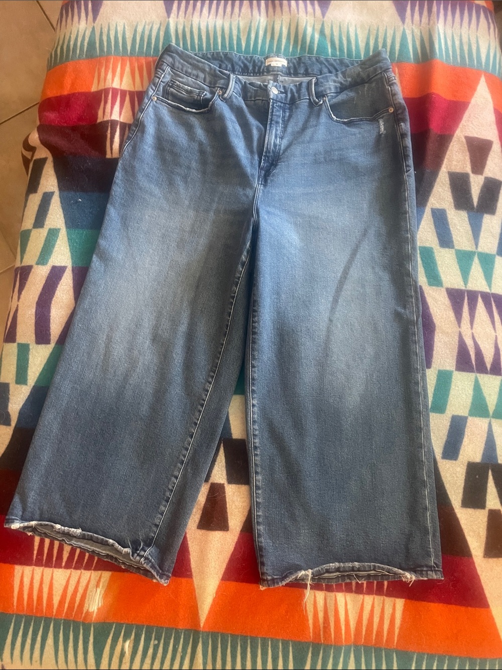 Good American Stretch Wide Leg Distressed Jeans.
